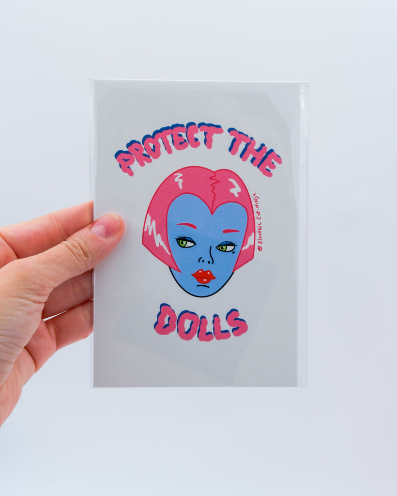 protect the dolls small print by electric cat